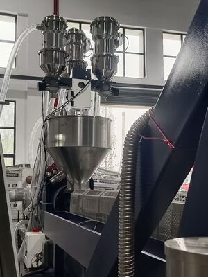 Integriertes Trocknungs- und automatisches Zuführsystem, 300-kg-SS-Trichter – PP-Band-Extrusionslinie